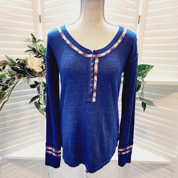 WE THE FREE BLUE 1/2 BUTTON DOWN WITH AZTEC ACCENTS SIZE SMALL - Picture 1 of 5